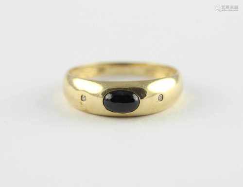 BANDRING, 585/ooo Gelbgold, besetzt mit einem Safircabochon und zwei kleinen Diamanten, RG 55, 1,9g