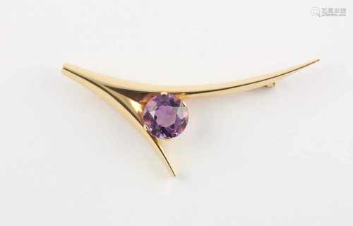 BROSCHE, 585/ooo Gelbgold, besetzt mit einem Amethyst, L 5,7, 4,1g, FINNLAND, um 1960/70