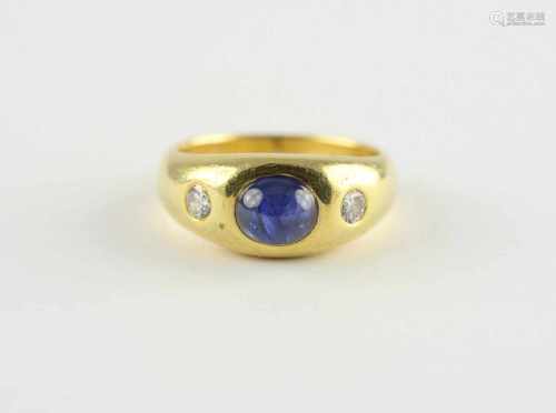 BANDRING, 750/ooo Gelbgold, besetzt mit einem Safircabochon von ca. 2,52 ct. und Brillanten von