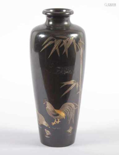 VASE, Bronze, braun patiniert, in Buntmetalleinlage Hahn, Henne und zwei Küken unter Bambus, H 19,