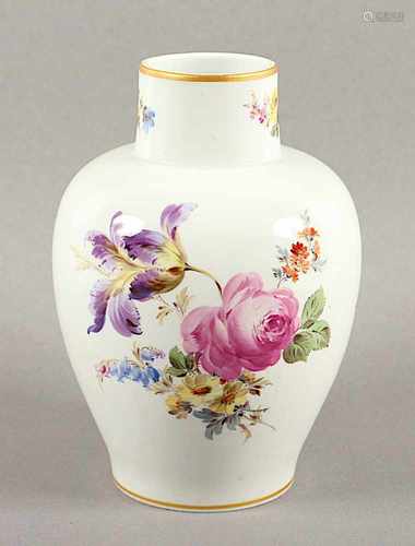 VASE, umlaufend polychrom gemalter Blumendekor, Goldrand, H 16,5, am Stand rest., MEISSEN, 1860-