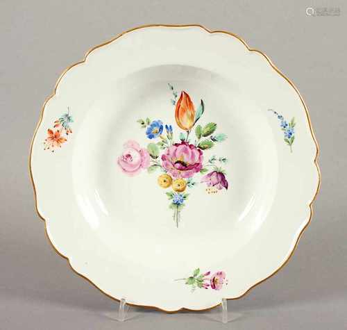 TIEFER TELLER, Form Neuer Ausschnitt, farbig gemalte Blumen, Goldrand, Dm 23, MEISSEN, um 1800