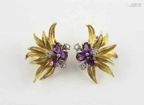 PAAR OHRCLIPS, 750/ooo Gelbgold, besetzt mit Amethysten und Diamanten, minst.besch., L 3, 12,7g,