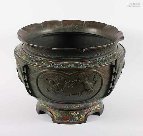 GROSSES CLOISONNÉ-CACHEPOT, Bronze, braun patiniert, partiell farbiger Cloisonnédekor,