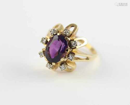 DAMENRING, 585/ooo Gelbgold, besetzt mit einem Amethyst und kleinen Diamanten, RG 55, 7,4g