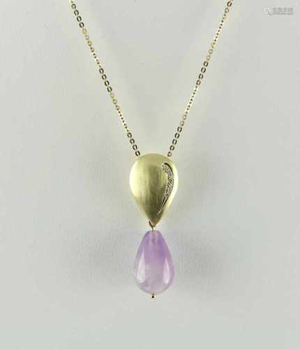 AMETHYSTANHÄNGER, Pampel, Anhänger aus 585/ooo Gelbgold, besetzt mit 5 kleinen Diamanten von ca. 0,