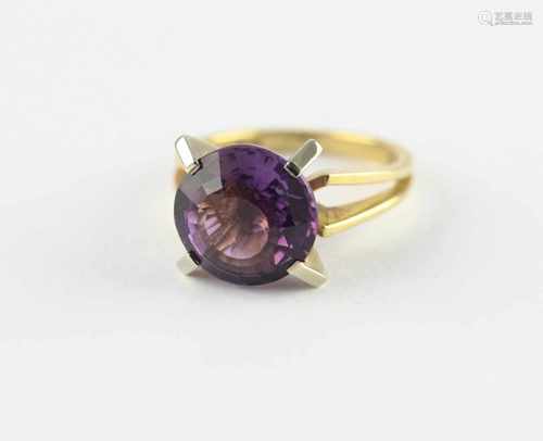 DAMENRING, 585/ooo Gelbgold, besetzt mit einem Amethyst, RG 55, 5,8g, Teil einer Parure