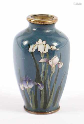 MINIATUR-CLOISONNÉVASE, auf blauem Fond in feiner Silberdrahtzeichnung blühende Iris in farbigem