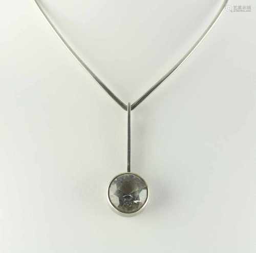 COLLIER, 925/ooo Silber, der Anhänger besetzt mit einem Bergkristall, L 6, halsnah, 33,7g, SCHWEDEN,