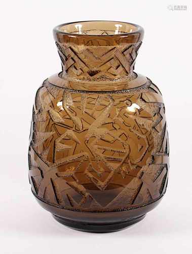 ART DECO-VASE, farbloses Glas, ockerfarben getönt, abstrakter Ätzdekor, H 29,5, min.besch., am Stand