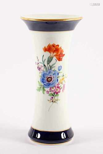 VASE, partiell kobaltblauer Fond, schauseitig polychrom gemalt heimische Blumen, verso