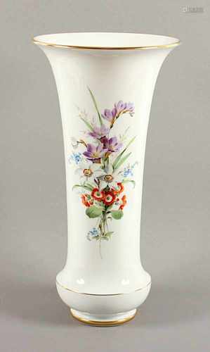 GROSSE VASE, beidseitig polychrom gemalt heimische Blumen, Goldrand, H 42, MEISSEN, 20.Jh.