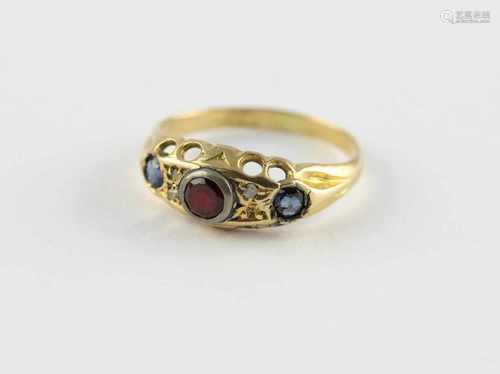 GRANATRING, 750/ooo Gelbgold, besetzt mit Granat und Safiren, RG 49, 2,0g, E.19.Jh.