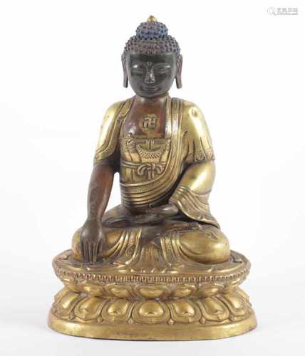 BUDDHA SHAKYAMUNI, Bronze, teilweise feuervergoldet, auf einem doppelten Lotosthron sitzend,