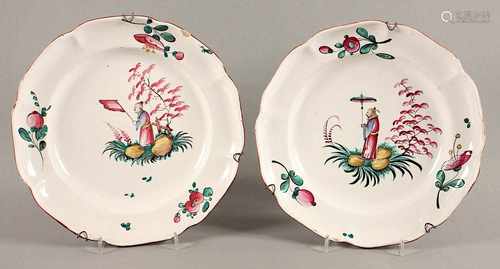 ZWEI TELLER, Fayence, sandfarbener Scherben, weiß glasiert, polychrom gemalte Chinoiserie, brauner