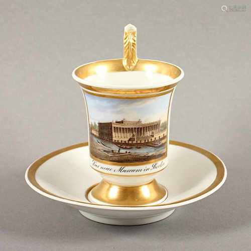 BIEDERMEIER-ANSICHTENTASSE MIT UNTERTASSE, schauseitig in gold gerahmter Reserve fein polychrom