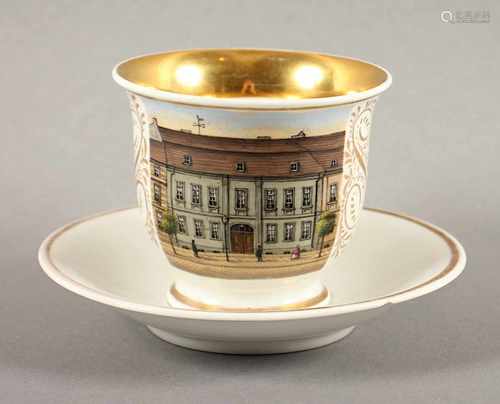 BIEDERMEIER-ANSICHTENTASSE MIT UNTERTASSE, schauseitig in gold gerahmter Kartusche polychrom gemalte