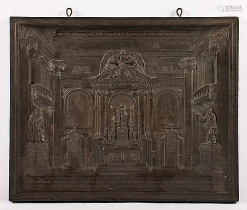 BILDPLATTE, Eisen, gegossen, Kircheninterieur mit lateinischer Inschrift, 45 x 36, min.besch.,