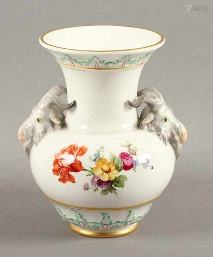 VASE MIT WIDDERKOPFHENKELN, Balusterform Klassika, polychrom bemalt, beidseitig Blumendekor,