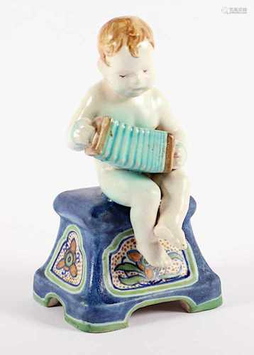 PUTTO MIT ZIEHHARMONIKA, Keramik, polychrom glasiert, Entwurf Wilhelm SÜS, KARLSRUHER MAJOLIKA, um