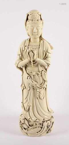 BLANC DE CHINE-FIGUR EINES STEHENDEN GUANYIN, Porzellan, auf einem Wellenberg mit Lotosblüten und