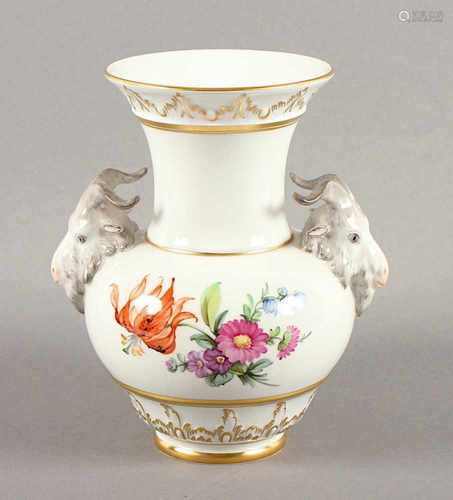 VASE MIT WIDDERKOPFHENKELN, Balusterform Klassika, polychrom bemalt, beidseitig Blumendekor,