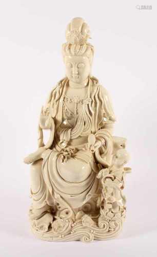 BLANC DE CHINE-FIGUR EINES SITZENDEN GUANYIN, Porzellan, auf einem wellenumspülten Felsen sitzend