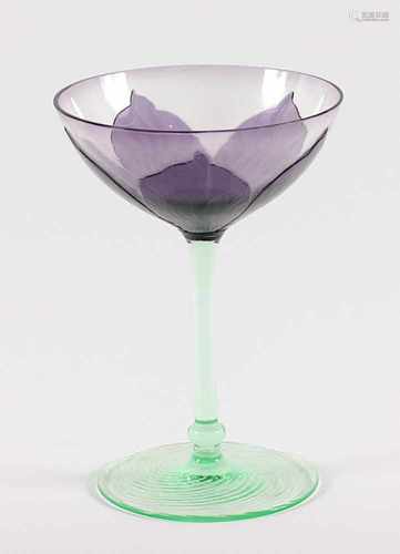 JUGENDSTIL-KELCHGLAS, farbloses Glas, violett und grün getönt, auf der Kuppa geätztes Blattrelief, H