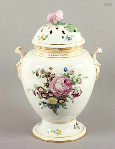 GROSSE POTPOURRI-VASE, polychrom gemalter Blumendekor, durchbrochen gearbeiteter Deckel mit