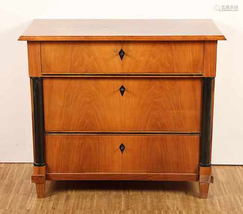 KLEINE BIEDERMEIER-KOMMODE, Nussbaum, teilw. ebonisiert, besch. und rest., H 77, B 88, T 46,