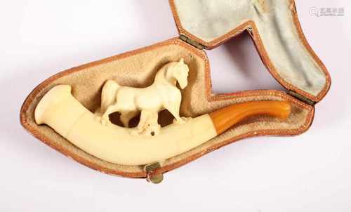 KLEINE MEERSCHAUMPFEIFE, Meerschaum, figural beschnitzt, L 9,5, besch., in Original- Lederetui, 19.