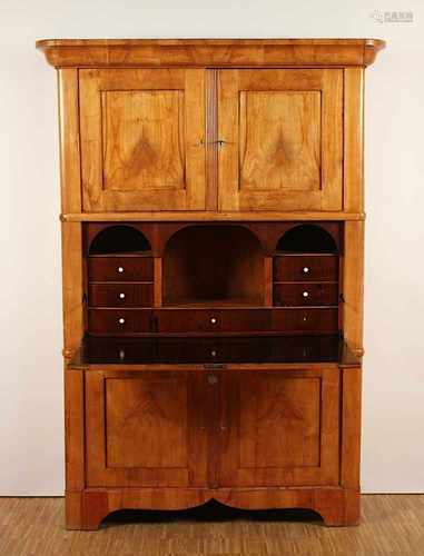 BIEDERMEIER-SCHREIBSCHRANK, Kirschbaum, dreiteiliger viertüriger Korpus, Mittelsegment mit