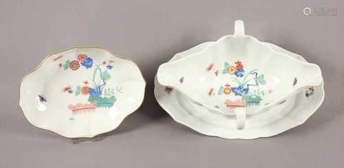 SAUCIERE UND SCHALE, polychrom gemalter Dekor Chinesisches Strohmodell, Sauciere Form Ozier, L 29,