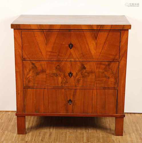 BIEDERMEIER-KOMMODE, Nussbaum, dreischübiger Korpus, H 83, B 81, T 46, Rückwand, Boden und Beine