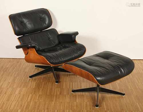 LOUNGE CHAIR MIT OTTOMANE, Palisander und schwarzes Leder, H 79 bzw. 45, besch., Entwurf 1956 von