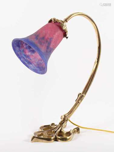 JUGENDSTIL-TISCHLAMPE, Bronzefuß, Glasschirm, satiniert, purpurfarbene und dunkelblaue