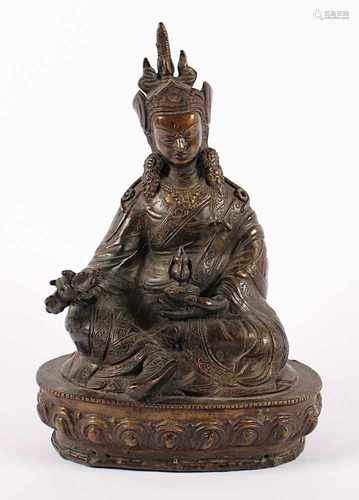 PADMASAMBHAVA, Bronze, Sockel geschlossen, H 24, NEPAL, 20.Jh.