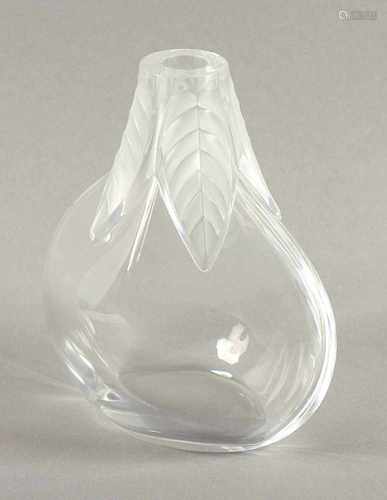 VASE, farbloses, partiell satiniertes Glas, Blattrelief, H 17, LALIQUE, 20.Jh.