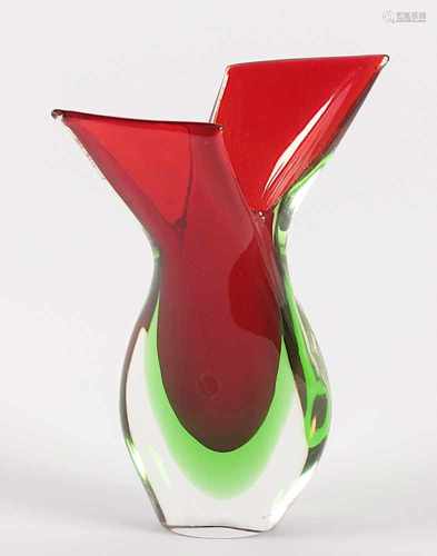 KLEINE VASE, farbloses Glas, partiell rot und grün getönt, H 17, min.besch., MURANO, 20.Jh.