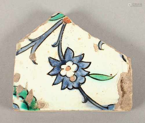 FRAGMENTE EINER IZNIK-KERAMIK, fein farbig Unterglasur bemalt, B 11,5, IZNIK, 17.Jh. Provenienz: