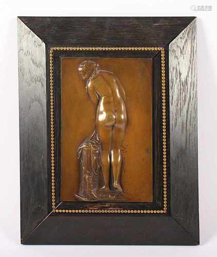 JUGENDSTIL-BRONZERELIEF, Frauenakt, wohl Aphrodite, sign. C.L., Falzmaß 16 x 10, Holzrahmen, um