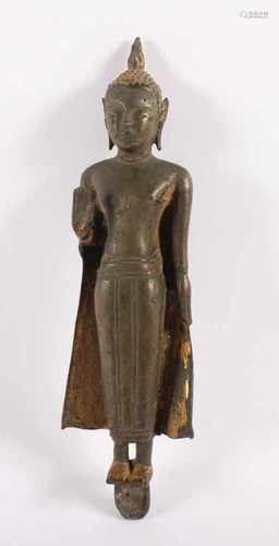 STEHENDER BUDDHA, Bronze, Reste von Vergoldung, die Linke in Abhaya Mudra erhoben, H 25,