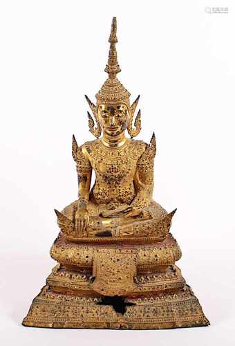 BUDDHA IM FÜRSTENSCHMUCK, Bronze, über Schwarzlack vergoldet, auf einem getreppten Sockel, H 43,