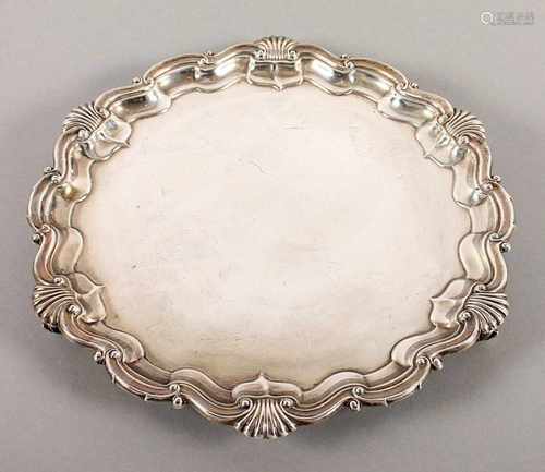 GROSSER SALVER, 925/ooo, passig geschweifter Profilrand mit Muscheldekor, Dm 33, 824g, LONDON, 1912