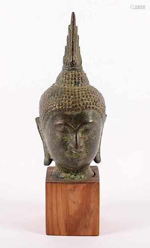 BUDDHAKOPF, Bronze, im Stil des 16./17.Jh., H 20, auf Holzsockel montiert, THAILAND