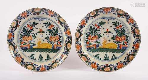 PAAR DELFTER TELLER, Fayence, polychrom glasierter, chinoiser Dekor, Dm 34,5, best., DELFT, 18.Jh.