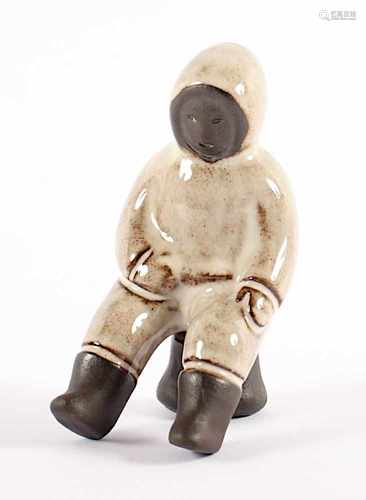 FIGUR ESKIMO, Steinzeug, in Brauntönen matt- und glanzglasiert, H 10,5, DÄNEMARK, 20.Jh.