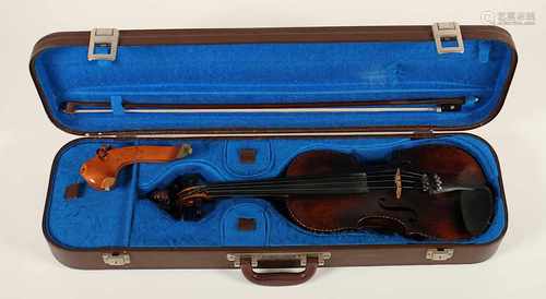 VIOLINE, im Kasten mit Schutzhülle, Schnecke als Löwenkopf geschnitzt, mit Bogen, L 59, min.ber.,