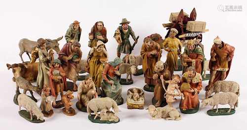 KRIPPENFIGUREN, Holz, geschnitzt, polychrom bemalt, darunter Hirtenvolk, Könige und viele Tiere (mit