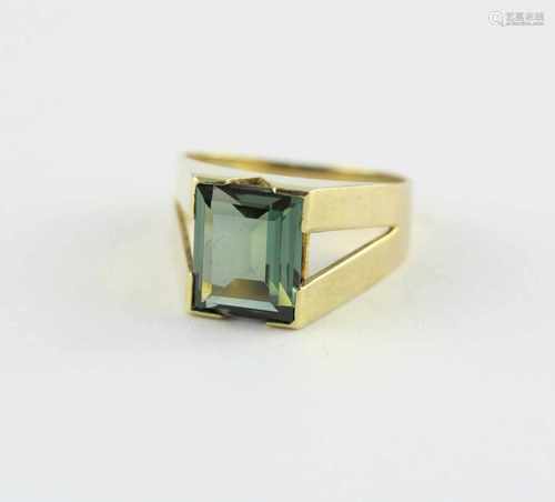 DAMENRING, 585/ooo Gelbgold, besetzt mit einem grünen Topas im Emerald-Cut, RG 52, 4,5g